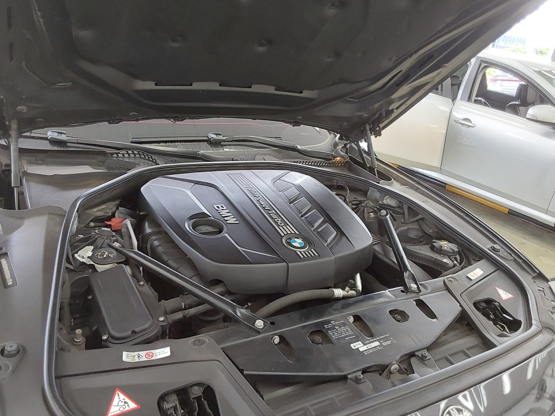 بي إم دبليو 5 Series (6Th Gen) 520D إكس درايف 2014 520d