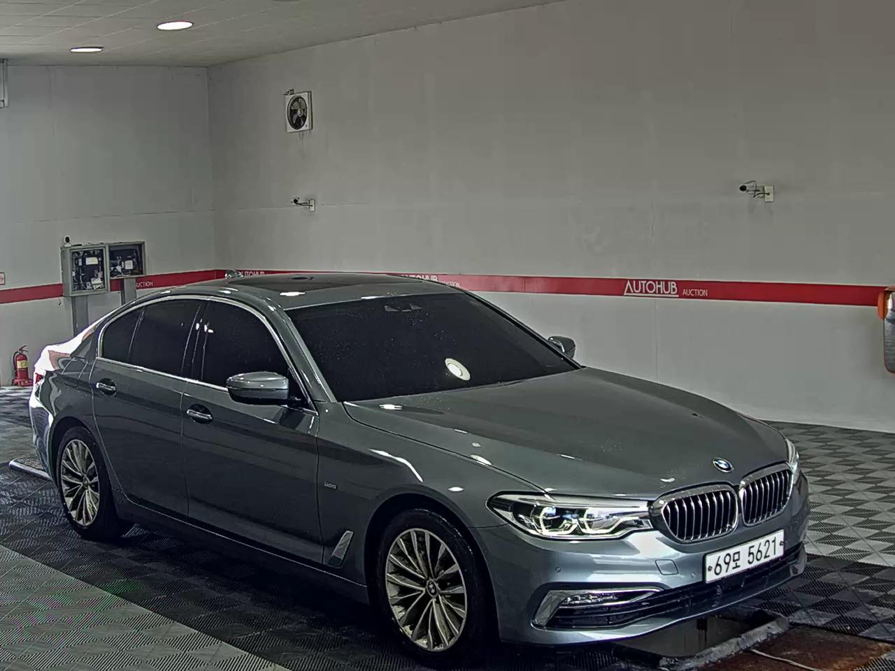 بي إم دبليو 5 Series (7Th Gen) 530I إكس درايف لكجري Line بلس 2018 فاخر LINE PLUS