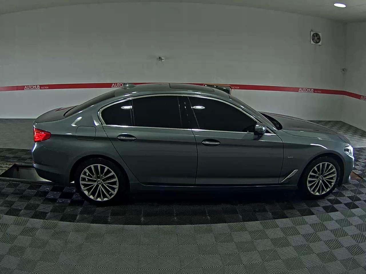 بي إم دبليو 5 Series (7Th Gen) 530I إكس درايف لكجري Line بلس 2018 فاخر LINE PLUS