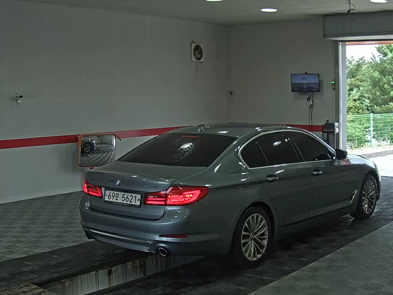 بي إم دبليو 5 Series (7Th Gen) 530I إكس درايف لكجري Line بلس 2018 فاخر LINE PLUS