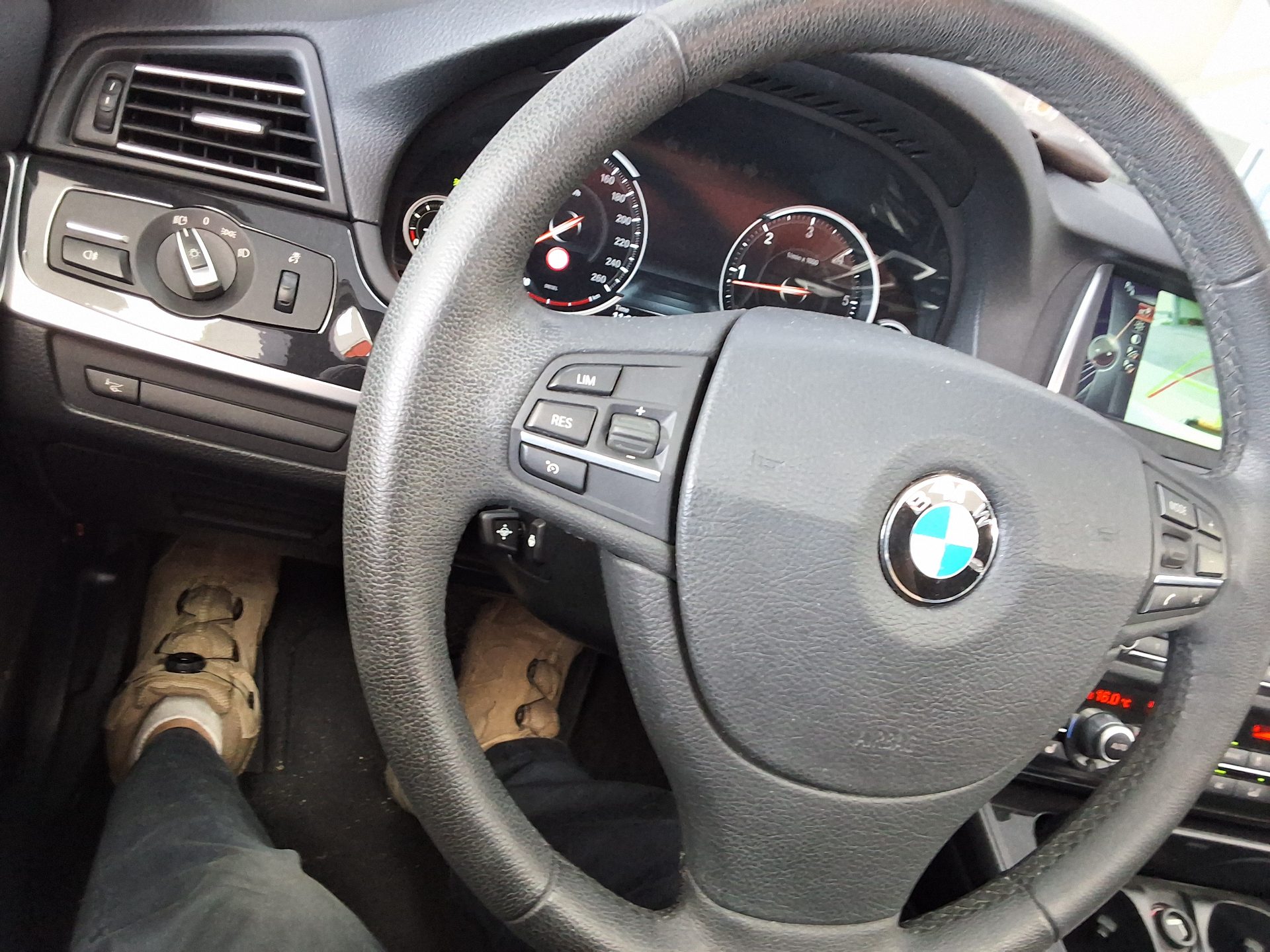 بي إم دبليو 5 Series (6Th Gen) 520D إكس درايف 2014 520d