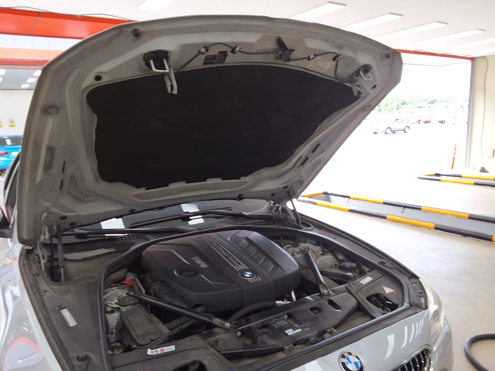 بي إم دبليو 5 Series (6Th Gen) 520D إكس درايف 2014 520d