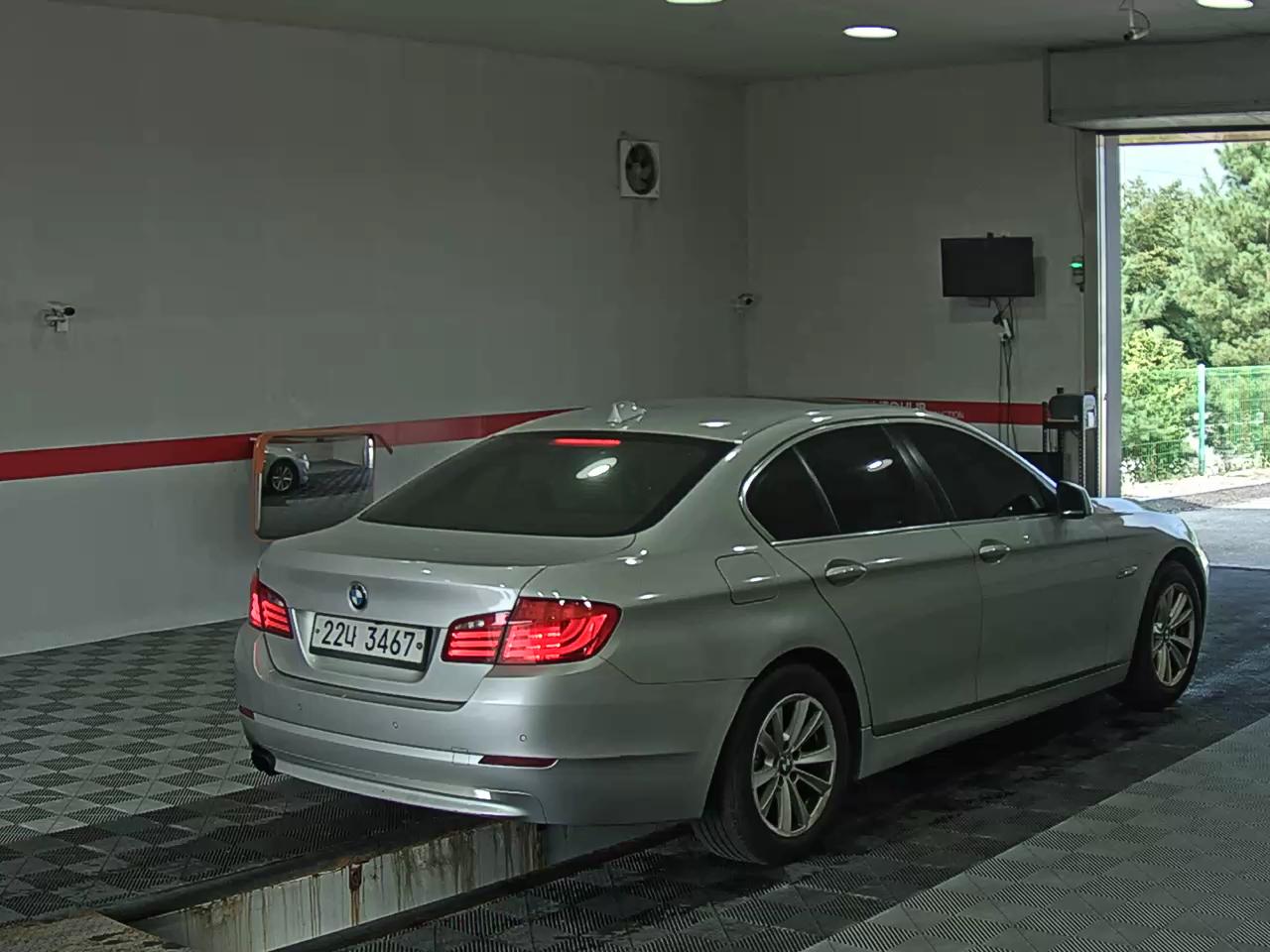 بي إم دبليو 5 Series (6Th Gen) 520D 2011 520d