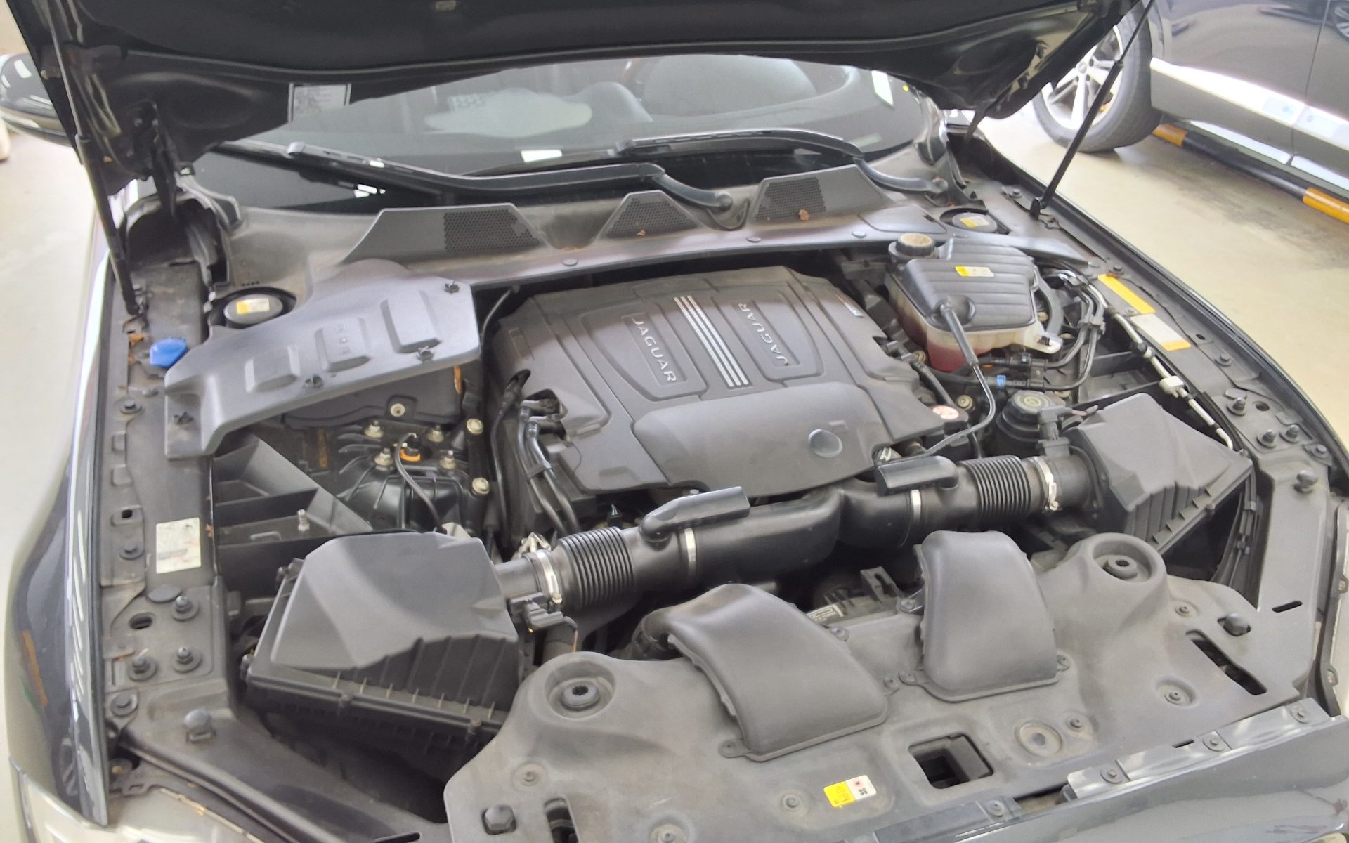 جاكوار Xj (8Th Gen) 3.0 Sc Lwb بريميوم لكجري 2014 بريميوم فاخر