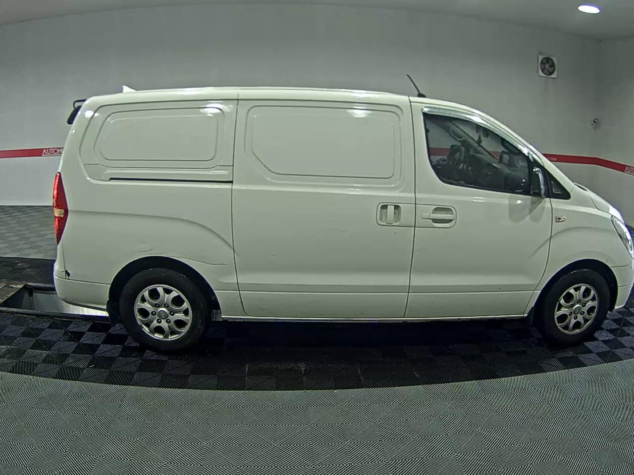 هيونداي جراند ستاركس 3 Seater ديزل فان Cvx لكجري 2011 VAN فاخر