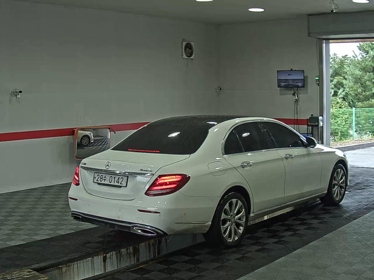 مرسيدس بنز E Class (5Th Gen) E300 فورماتيك إكسكلوسيف 2017 4MATIC إكسكلوسيف