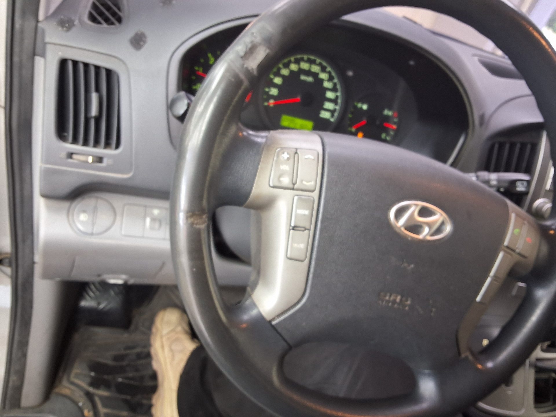 هيونداي جراند ستاركس 5 Seater ديزل فان Cvx بريميوم 2015 VAN بريميوم