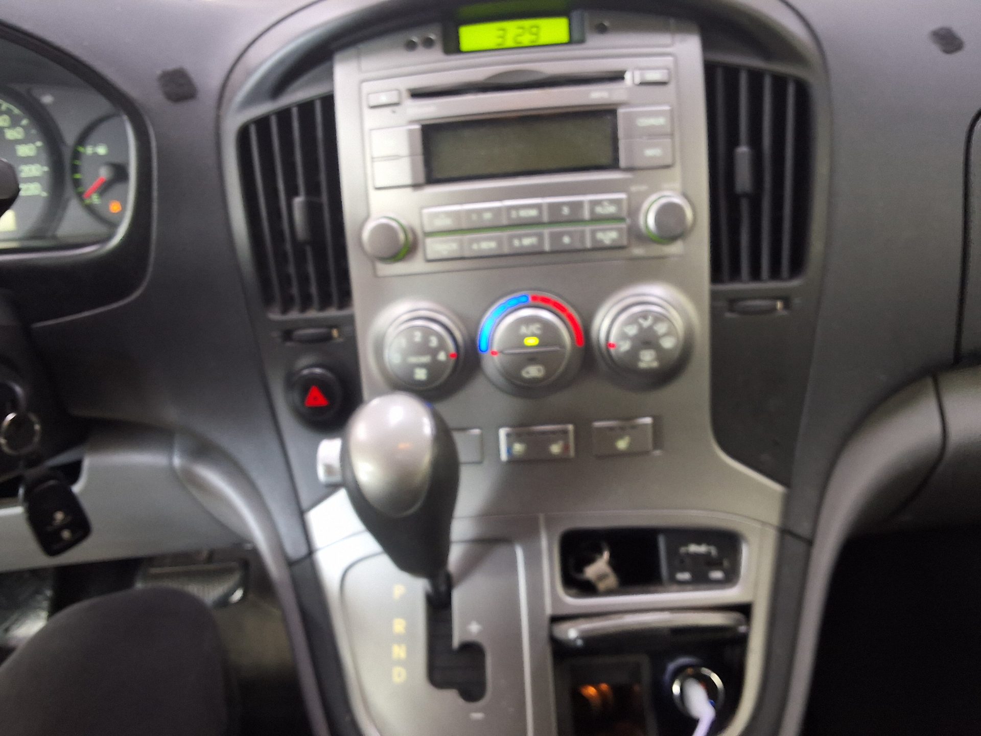هيونداي جراند ستاركس 5 Seater ديزل فان Cvx بريميوم 2015 VAN بريميوم