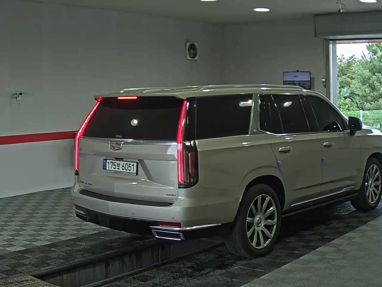 كاديلاك Escalade (5Th Gen) 6.2 V8 بريميوم لكجري بلاتينيوم 2022 بريميوم فاخر