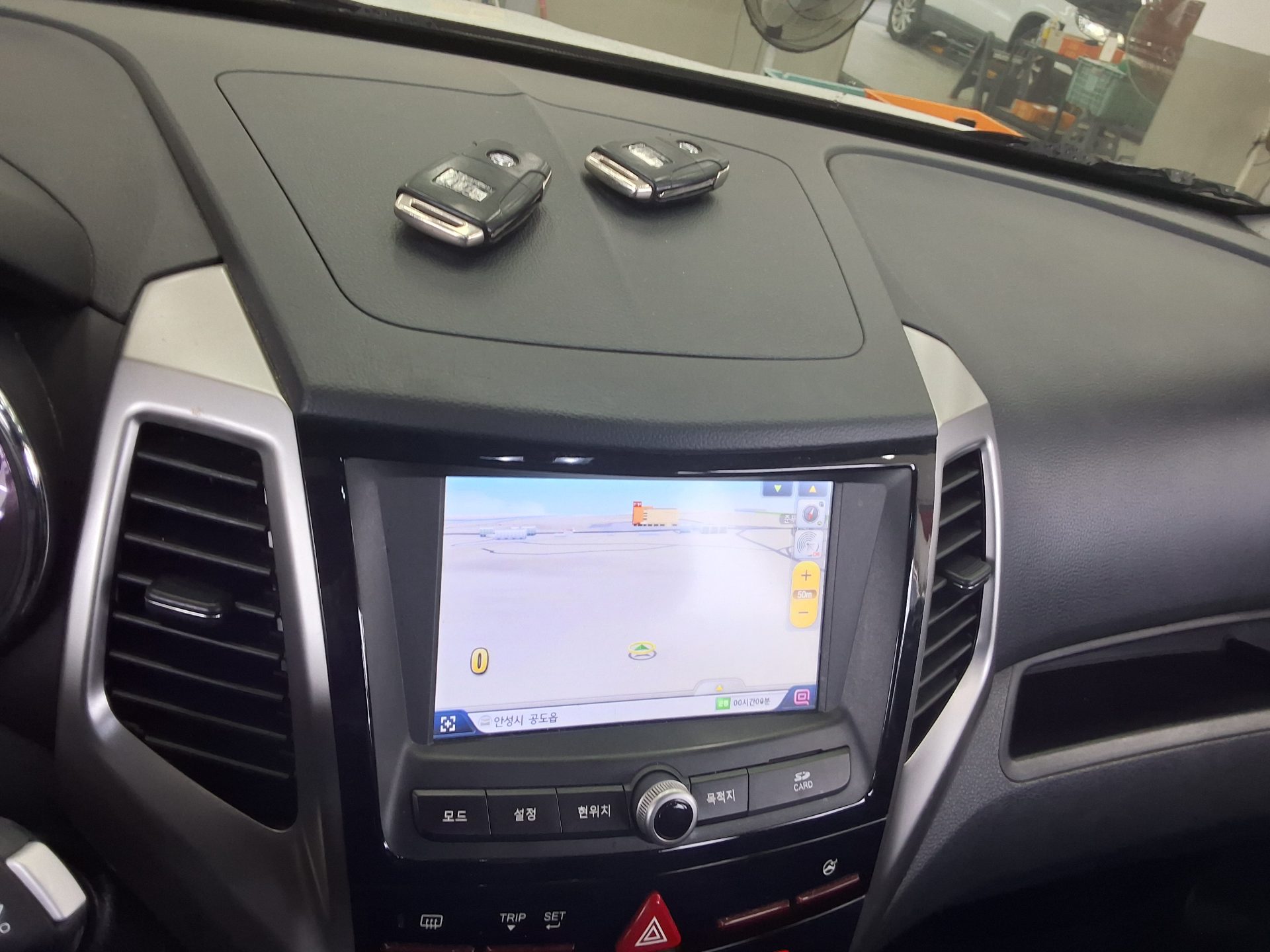كي جي موبيليتي Mobility (سانج يونج) تيفولي بنزين دفع ثنائي إل إكس لكجري موديل 2016 فاخر