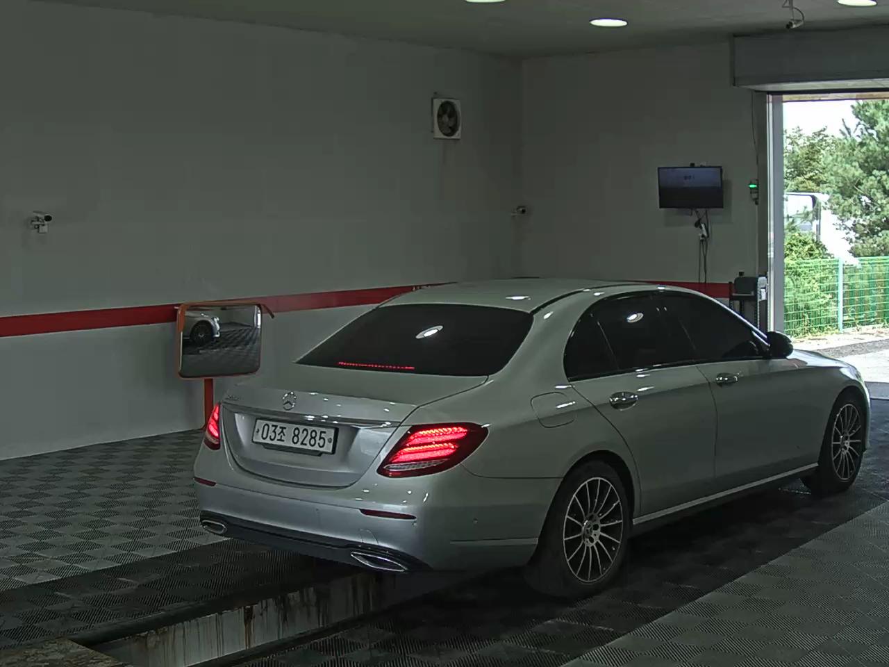 مرسيدس بنز E Class (5Th Gen) E220D Avantgarde Night Pack 2017 E220d