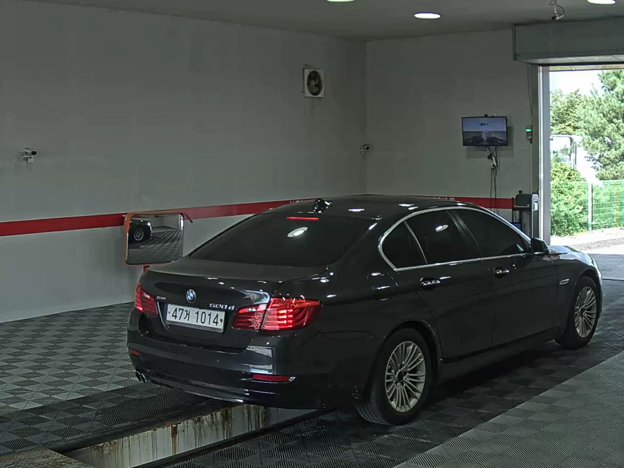 بي إم دبليو 5 Series (6Th Gen) 520D إكس درايف 2015 520d