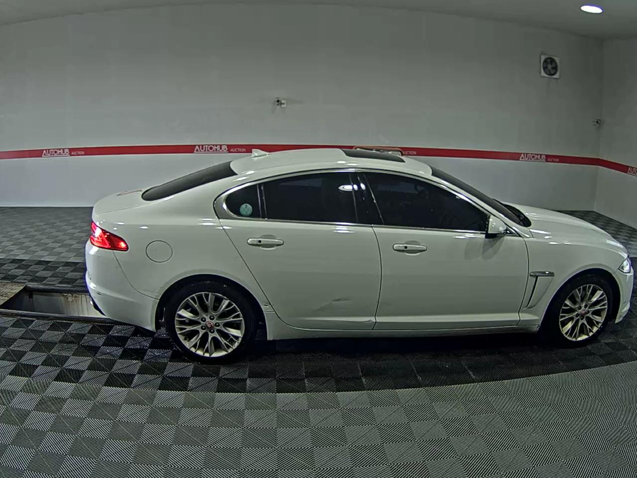 جاكوار Xf 3.0D V6 لكجري 2015 فاخر