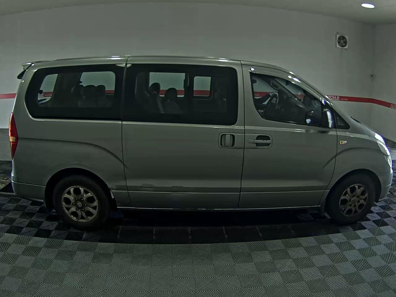 هيونداي جراند ستاركس 12 Seater ديزل Cvx لكجري 2011 فاخر