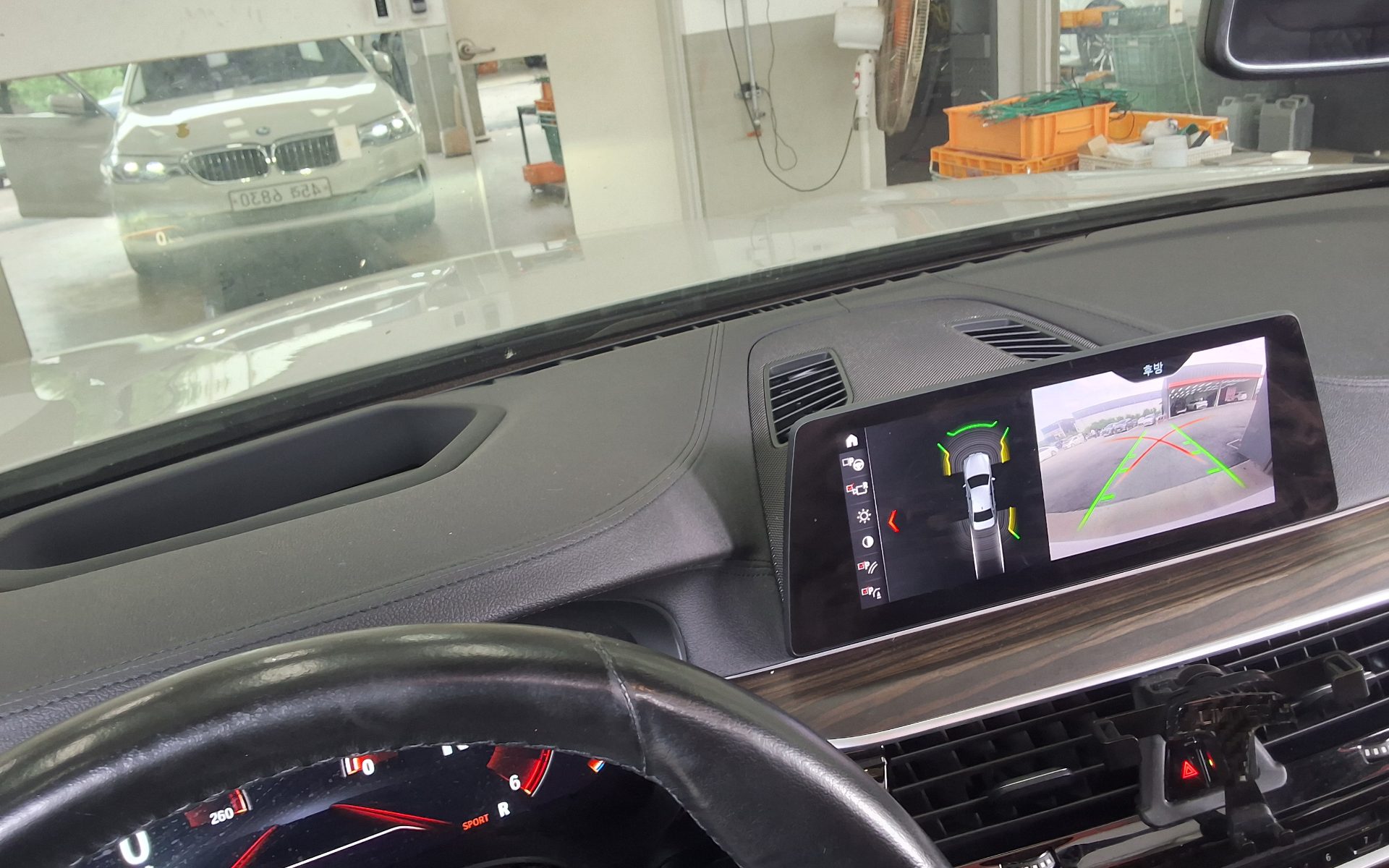 بي إم دبليو 5 Series (7Th Gen) 520D إكس درايف لكجري Line بلس 2019 فاخر LINE PLUS