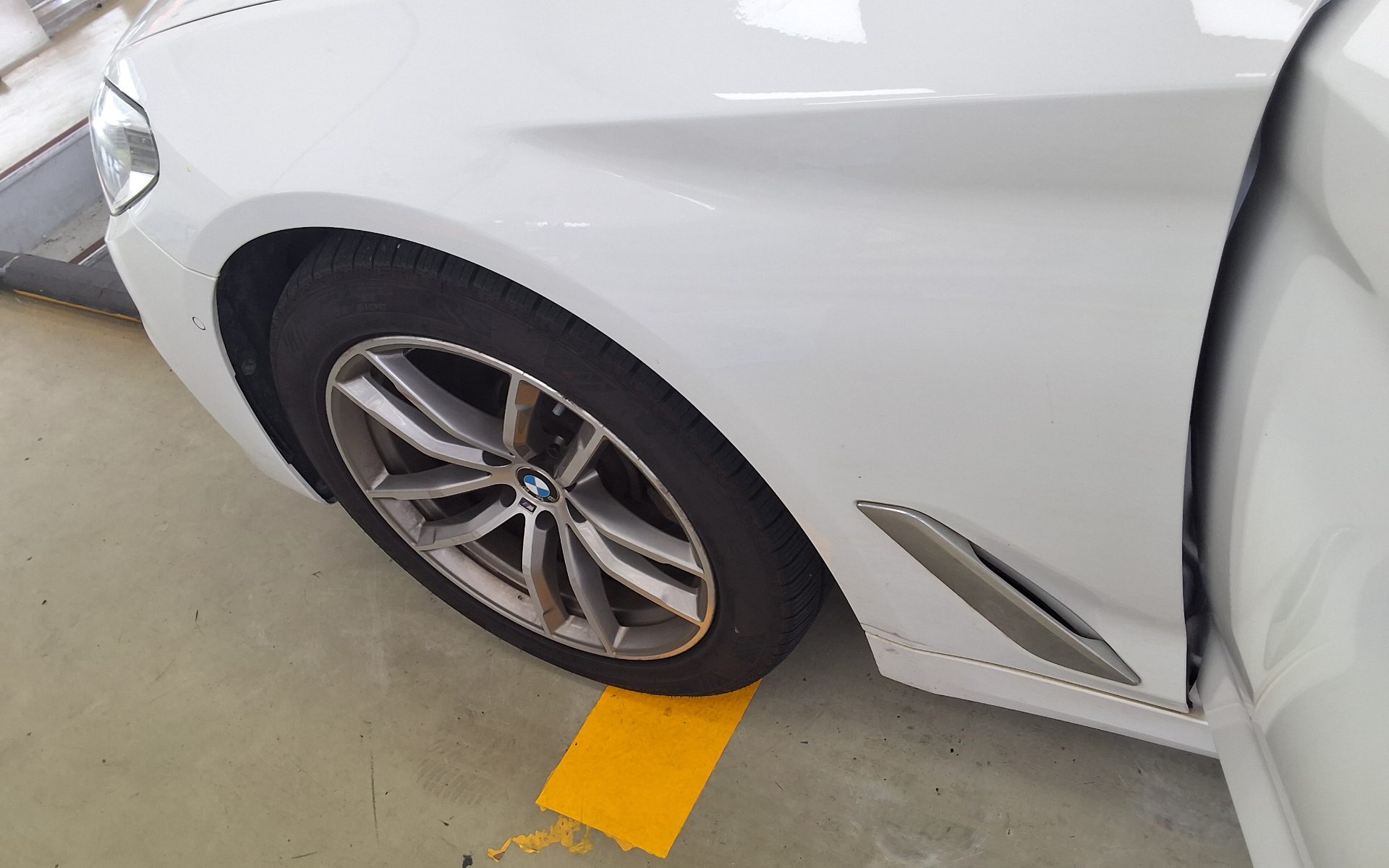 بي إم دبليو 5 Series (7Th Gen) 520D إكس درايف لكجري Line بلس 2019 فاخر LINE PLUS