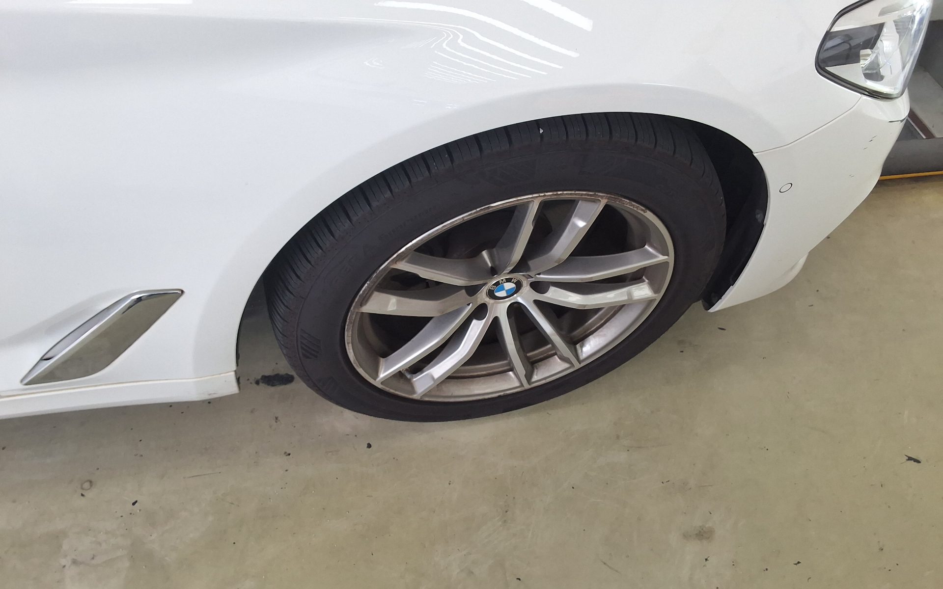 بي إم دبليو 5 Series (7Th Gen) 520D إكس درايف لكجري Line بلس 2019 فاخر LINE PLUS