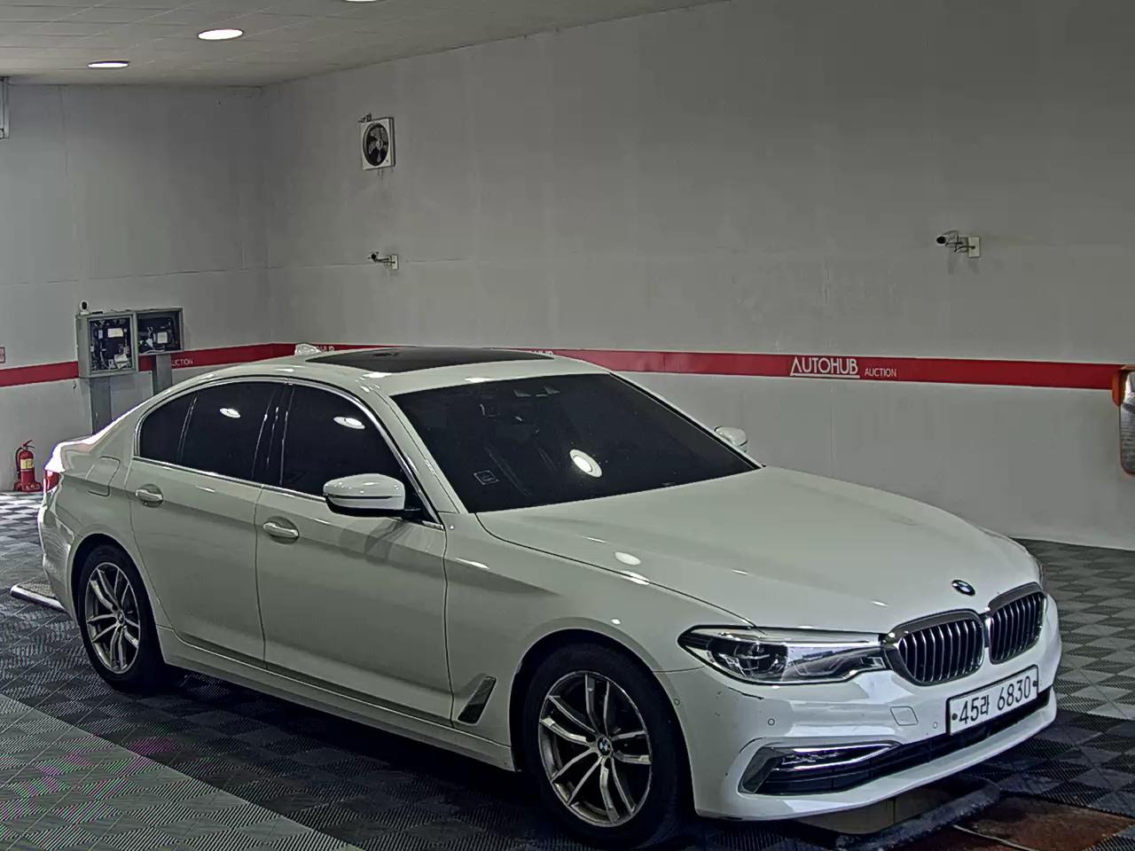 بي إم دبليو 5 Series (7Th Gen) 520D إكس درايف لكجري Line بلس 2019 فاخر LINE PLUS