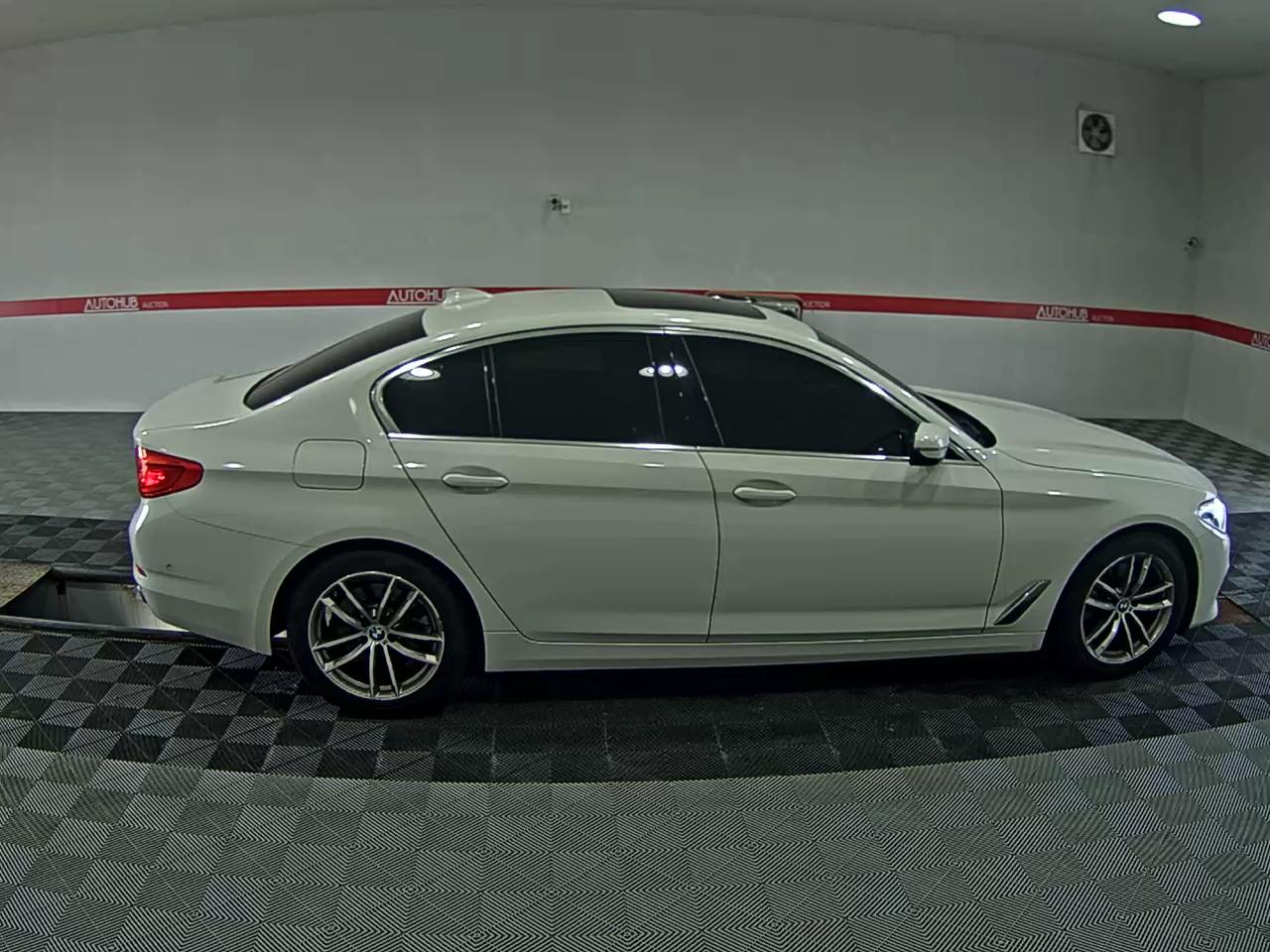 بي إم دبليو 5 Series (7Th Gen) 520D إكس درايف لكجري Line بلس 2019 فاخر LINE PLUS