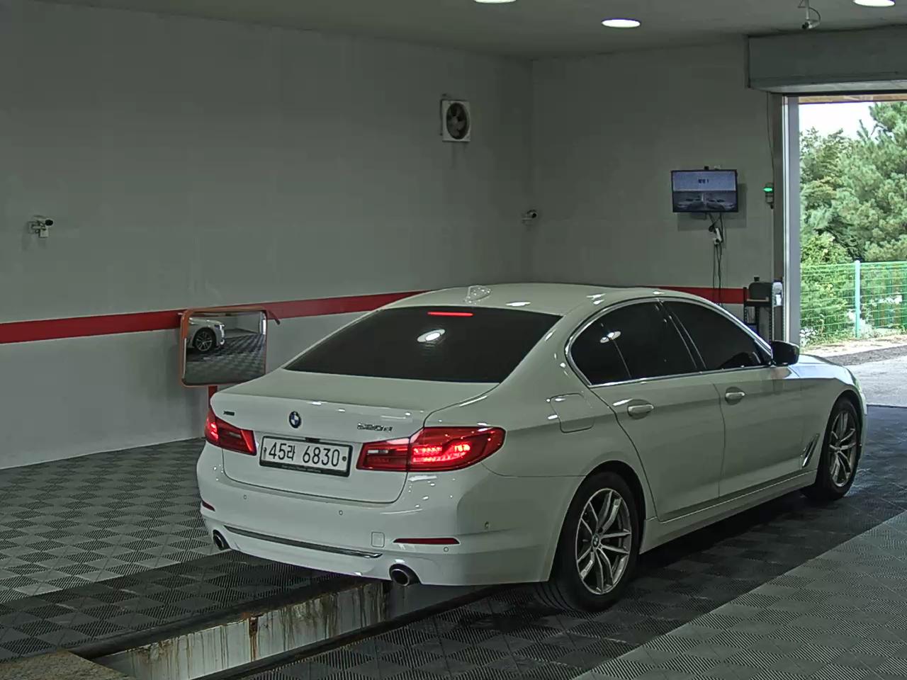 بي إم دبليو 5 Series (7Th Gen) 520D إكس درايف لكجري Line بلس 2019 فاخر LINE PLUS