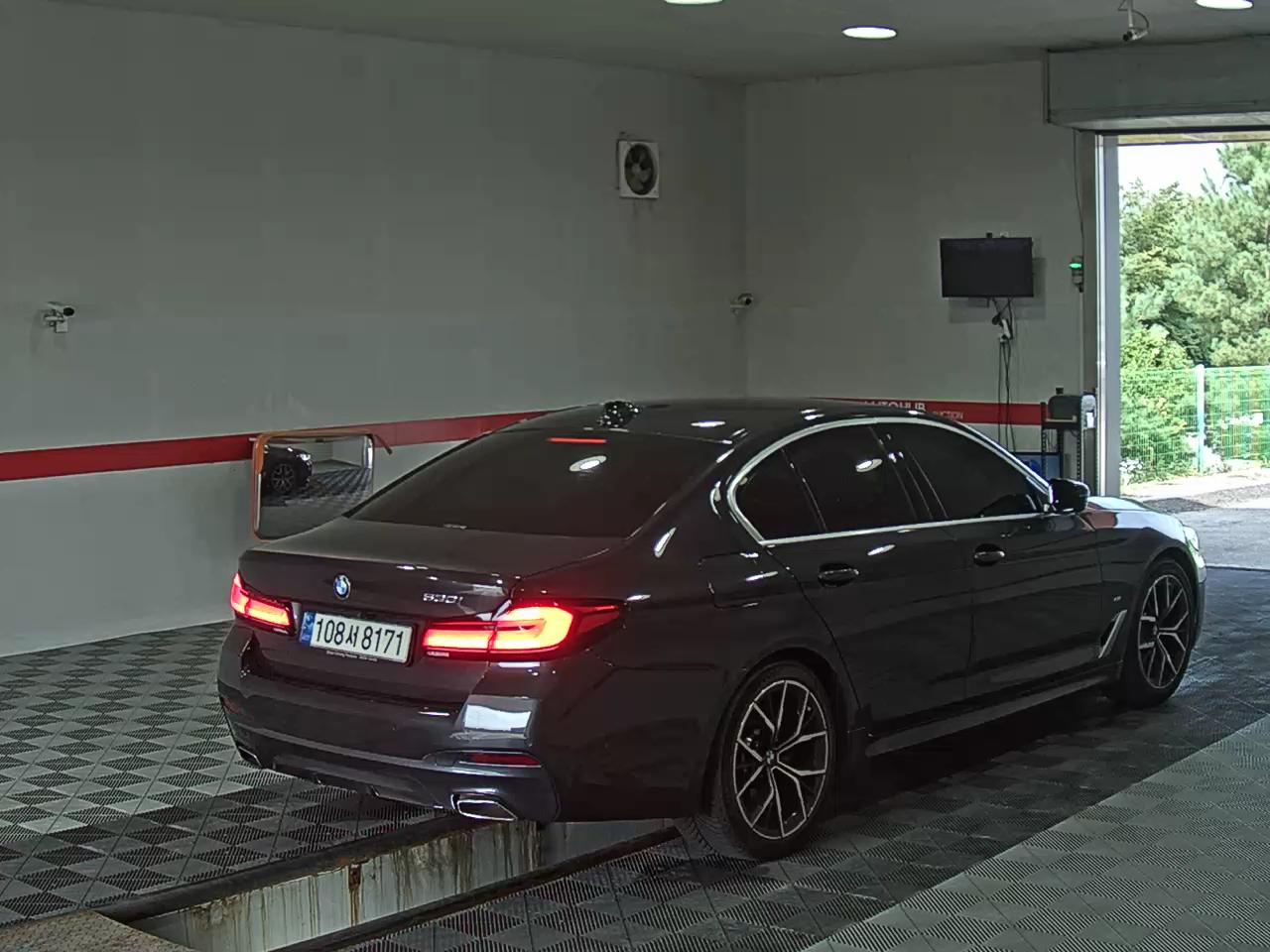 بي إم دبليو 5 Series (7Th Gen) 530I M Sport Pack 2021 SPORT