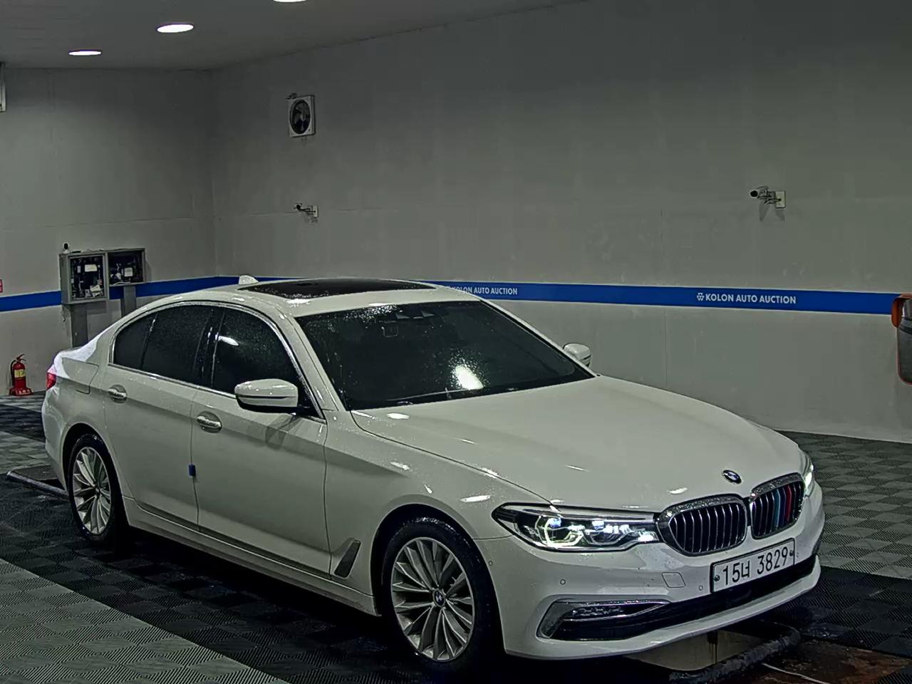 بي إم دبليو 5 Series (7Th Gen) 520D لكجري Line سبيشل 2018 فاخر LINE SPECIAL