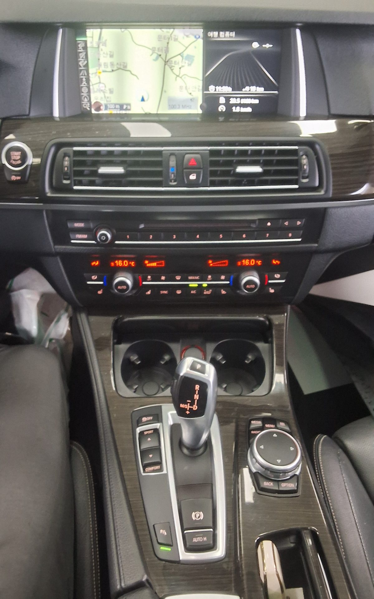 بي إم دبليو 5 Series (6Th Gen) 520D لكجري Line بلس 2016 فاخر LINE PLUS