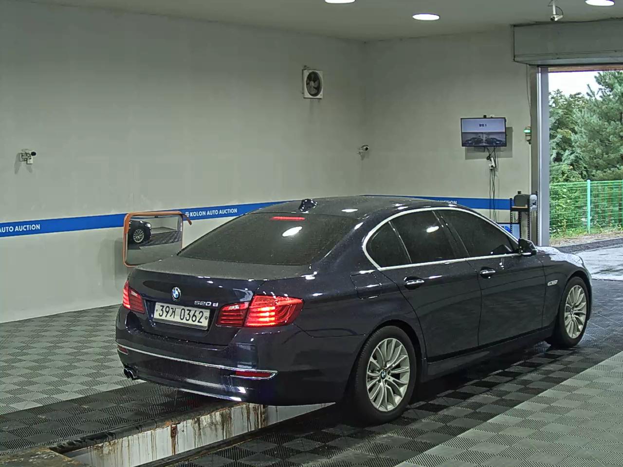 بي إم دبليو 5 Series (6Th Gen) 520D لكجري Line بلس 2016 فاخر LINE PLUS