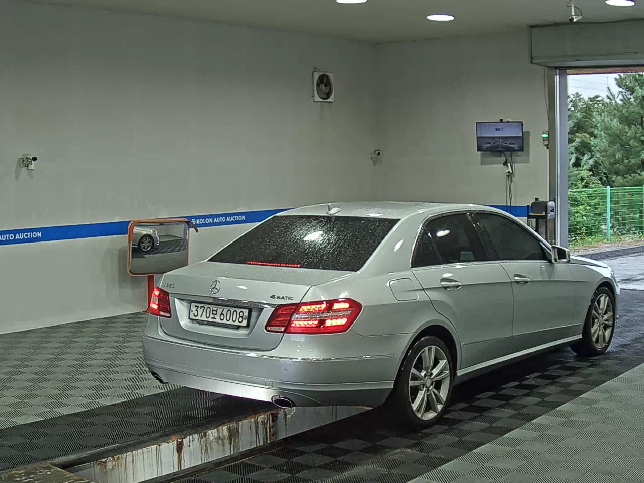 مرسيدس بنز E Class (4Th Gen) E300 Elegance 2011 E300
