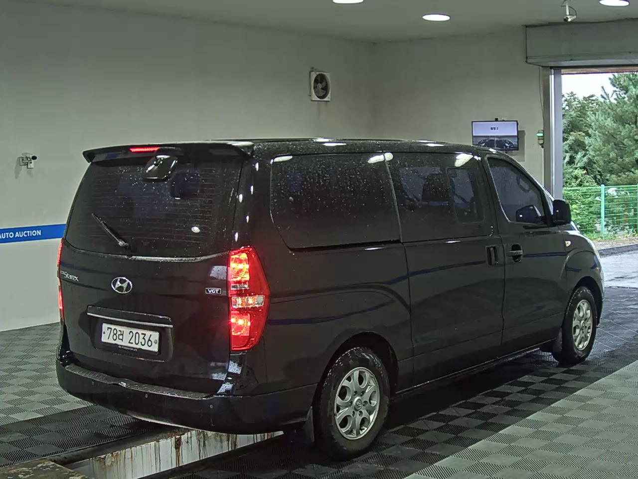 هيونداي جراند ستاركس 12 Seater ديزل Cvx لكجري 2015 فاخر