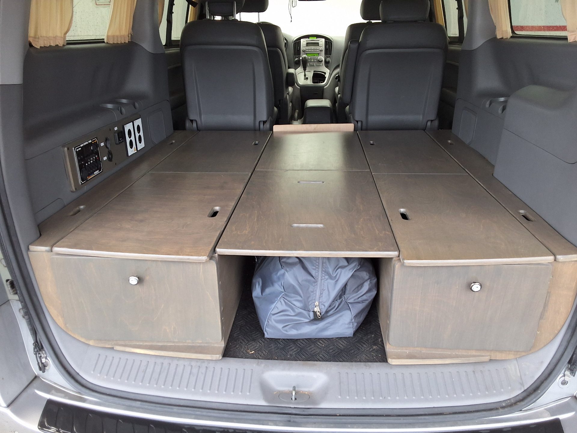 هيونداي جراند ستاركس 11 Seater ديزل Cvx Premier 2012 PREMIER