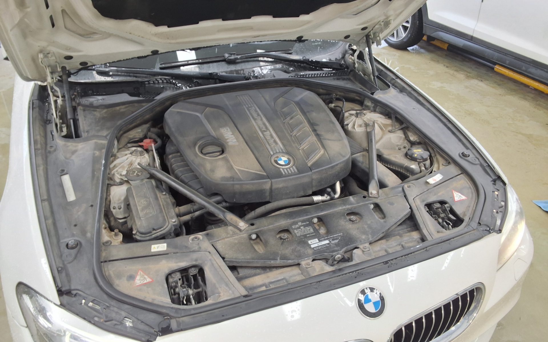 بي إم دبليو 5 Series (6Th Gen) 520D إكس درايف 2014 520d
