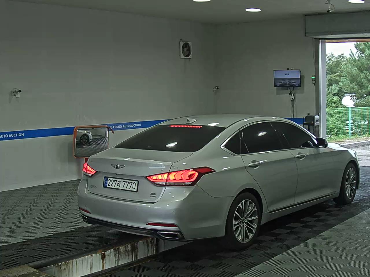 هيونداي جينيسيس Dh G330 دفع كلي بريميوم 2015 دفع رباعي بريميوم