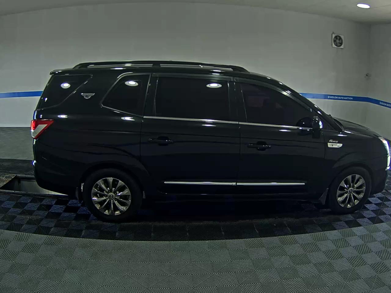 كي جي موبيليتي Mobility (سانج يونج) كوراندو Tourismo 2.0 دفع رباعي 9 Seater Extreme 2015