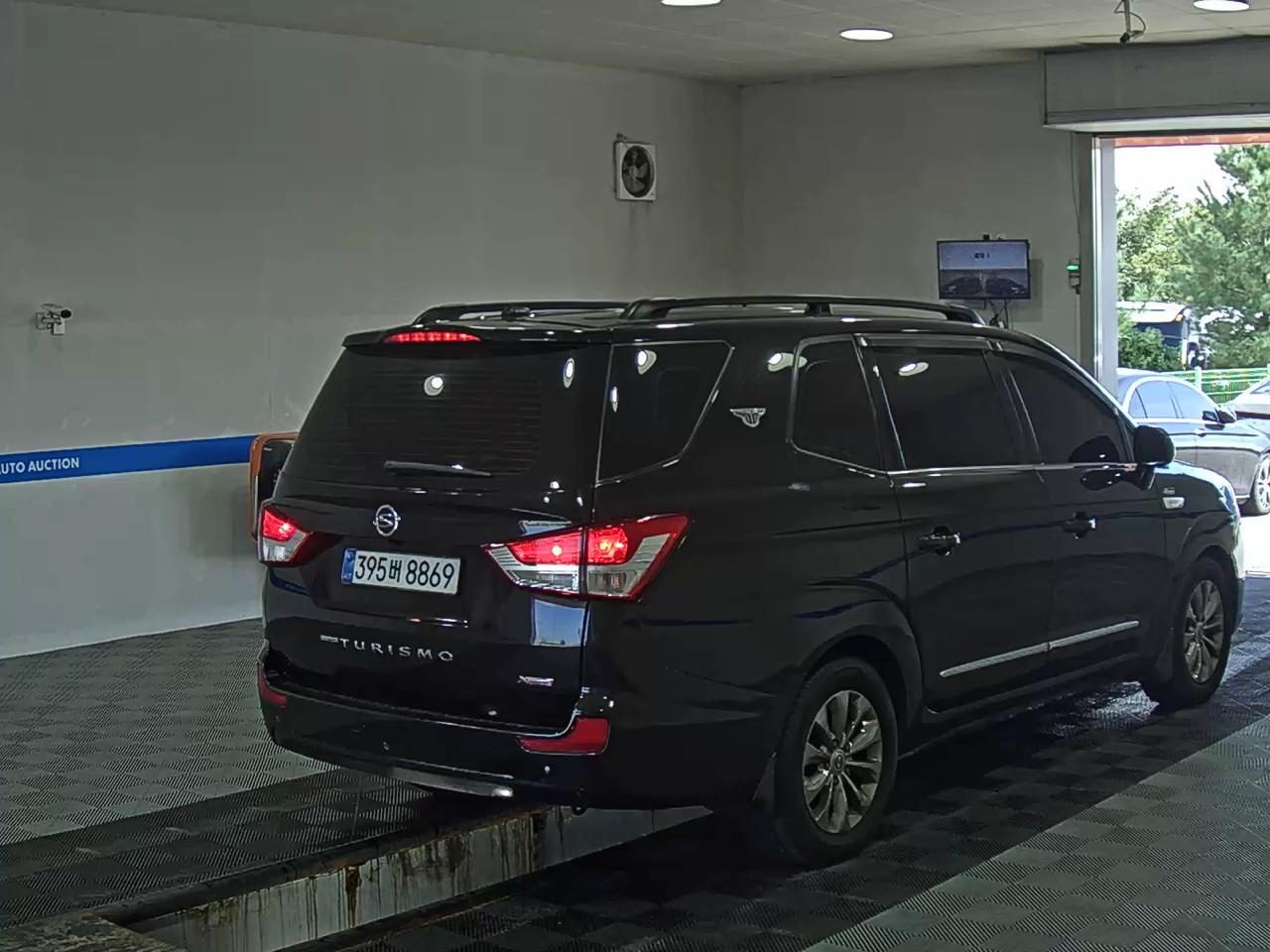 كي جي موبيليتي Mobility (سانج يونج) كوراندو Tourismo 2.0 دفع رباعي 9 Seater Extreme 2015