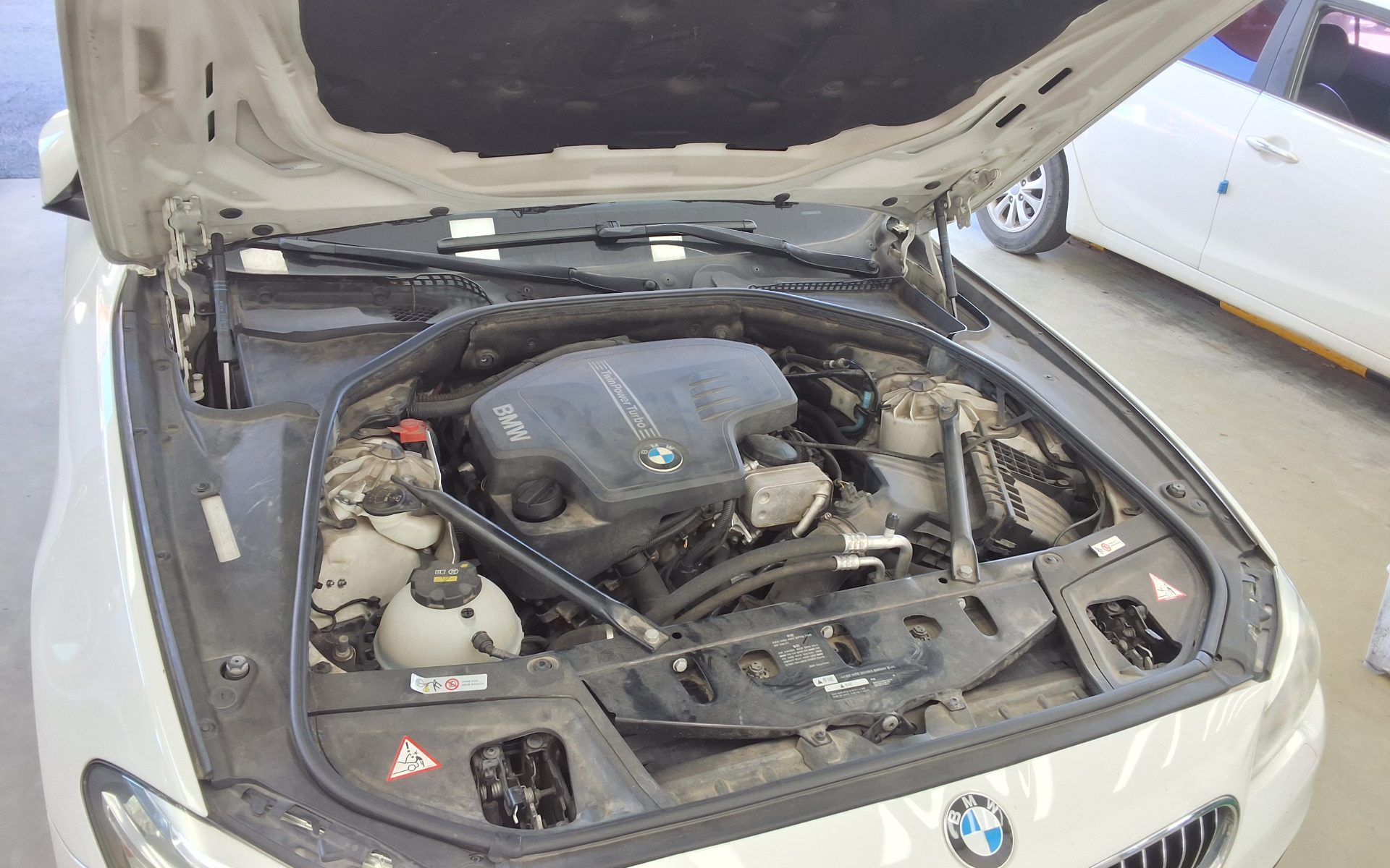 بي إم دبليو 5 Series (6Th Gen) 528I إكس درايف 2014 528i