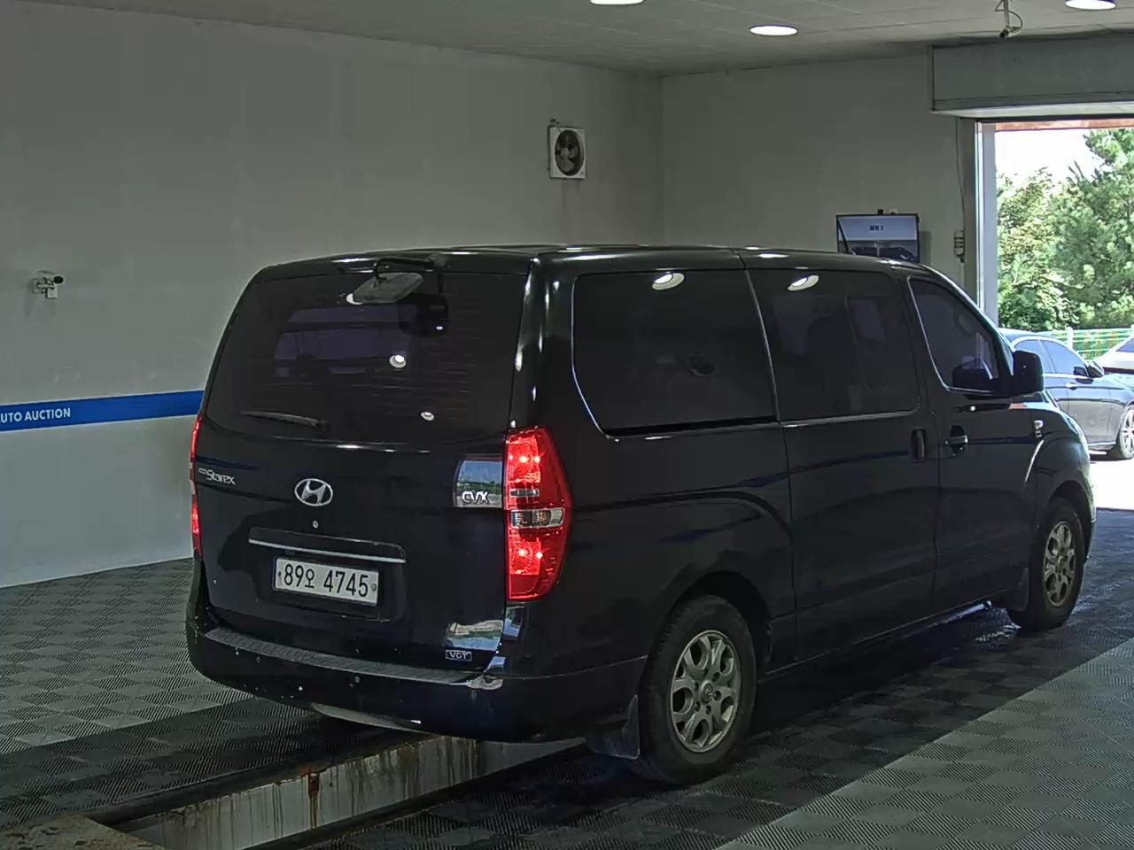 هيونداي جراند ستاركس 5 Seater ديزل فان Cvx ديلوكس 2014 VAN