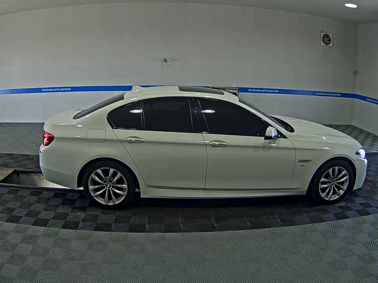 بي إم دبليو 5 Series (6Th Gen) 520D إكس درايف M Aerodynamic 2016 520d
