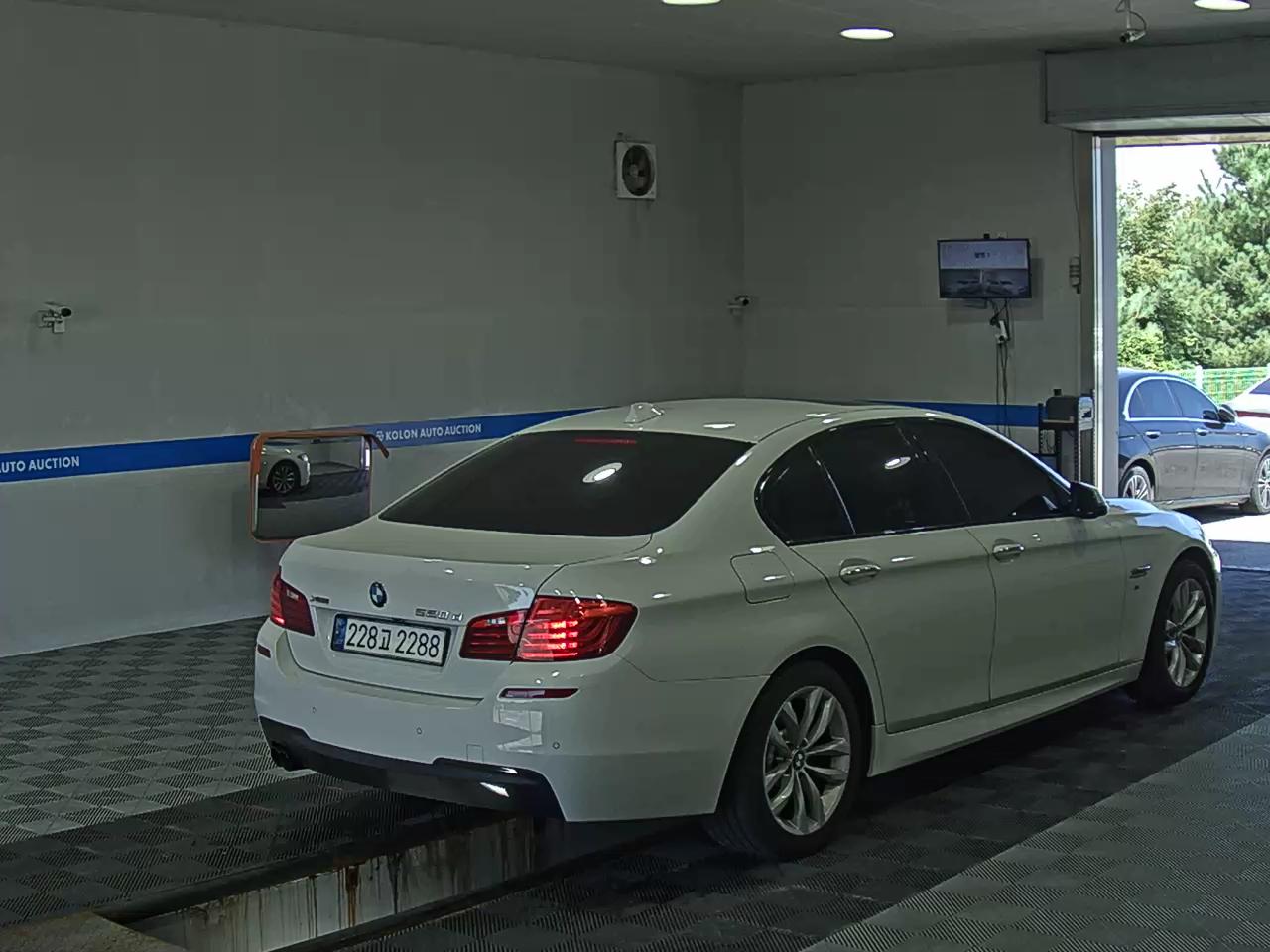بي إم دبليو 5 Series (6Th Gen) 520D إكس درايف M Aerodynamic 2016 520d