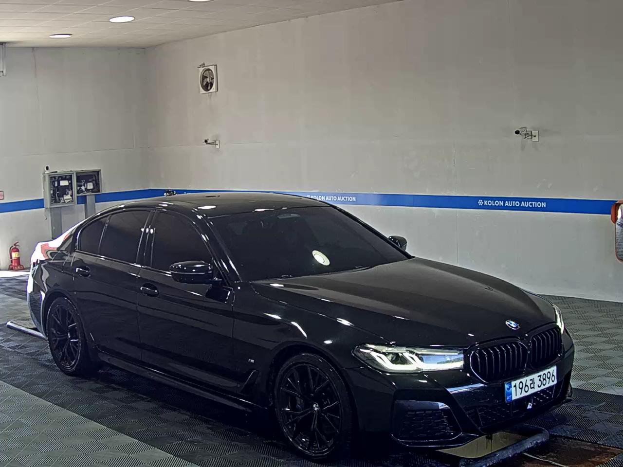 بي إم دبليو 5 Series (7Th Gen) 520I M Sport Pack Black Suit 2022 SPORT