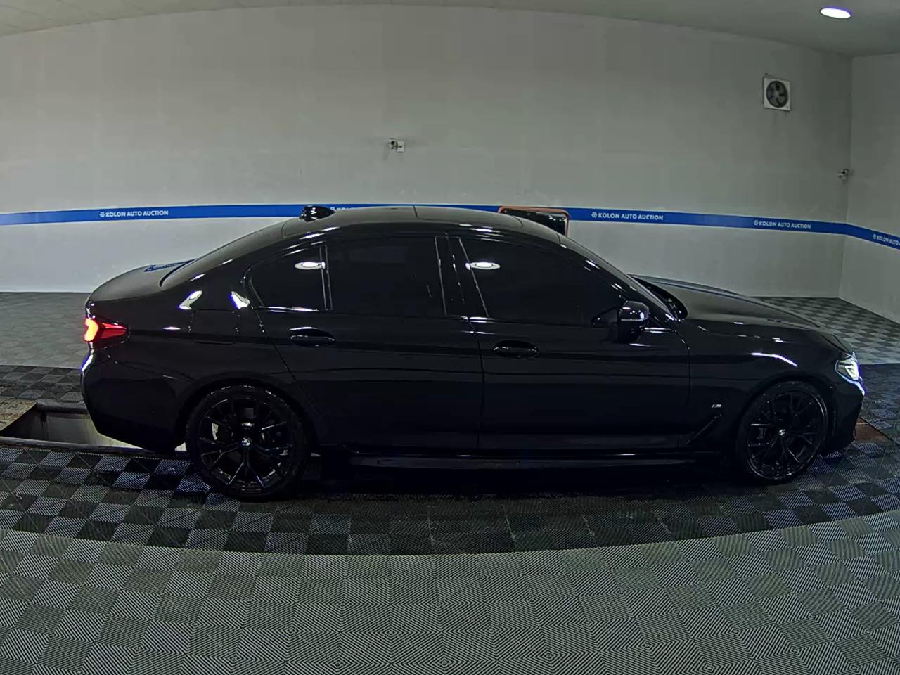 بي إم دبليو 5 Series (7Th Gen) 520I M Sport Pack Black Suit 2022 SPORT
