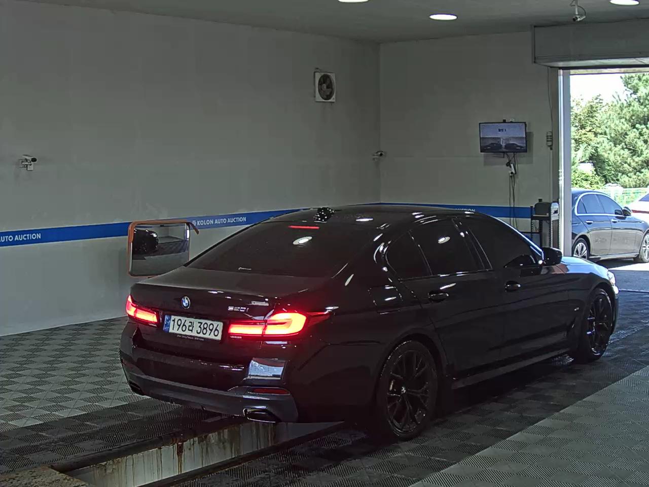 بي إم دبليو 5 Series (7Th Gen) 520I M Sport Pack Black Suit 2022 SPORT