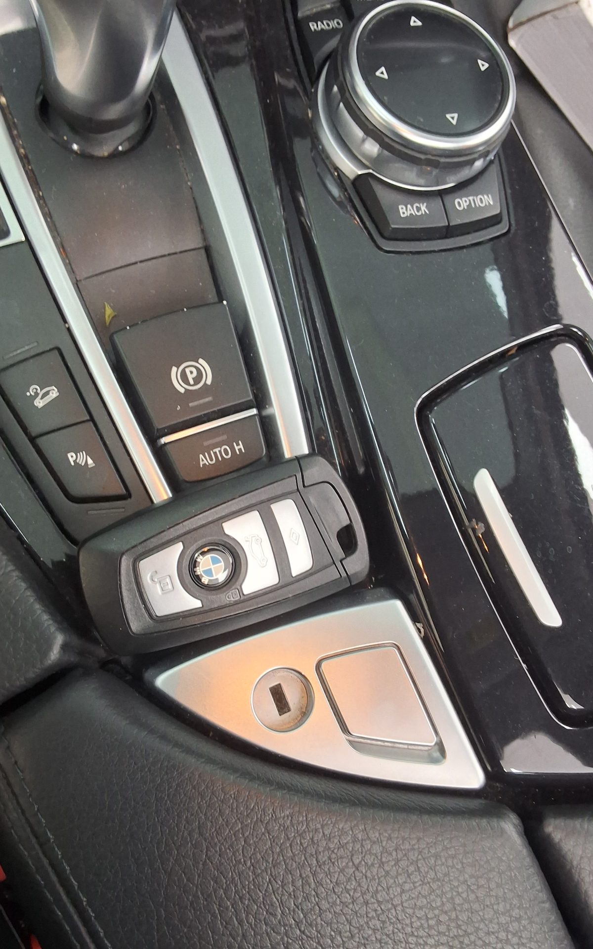 بي إم دبليو 5 Series (6Th Gen) 520D إكس درايف 2014 520d