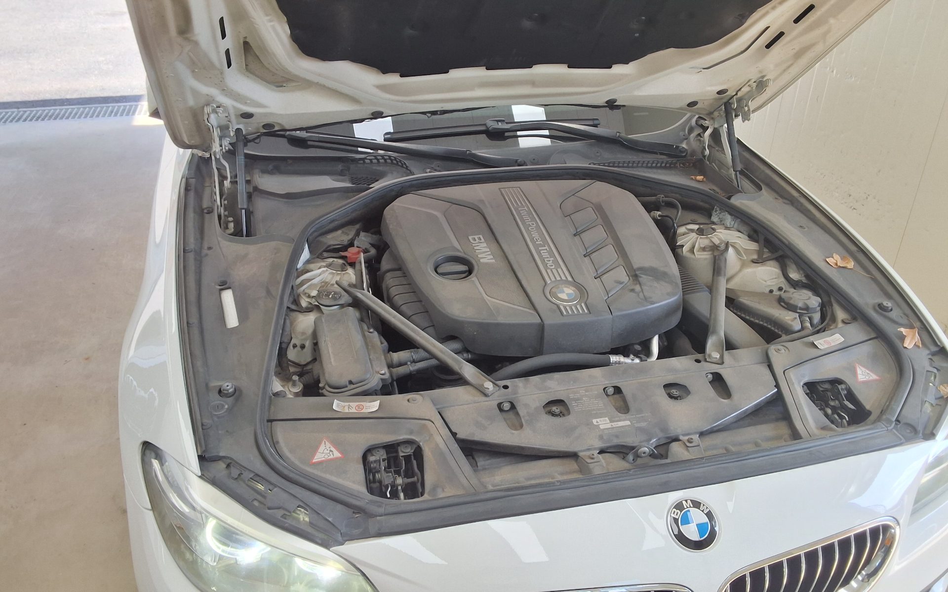 بي إم دبليو 5 Series (6Th Gen) 520D إكس درايف 2014 520d