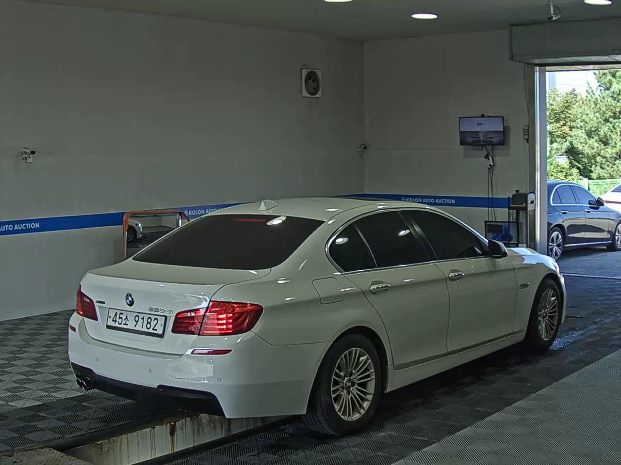 بي إم دبليو 5 Series (6Th Gen) 520D إكس درايف 2014 520d