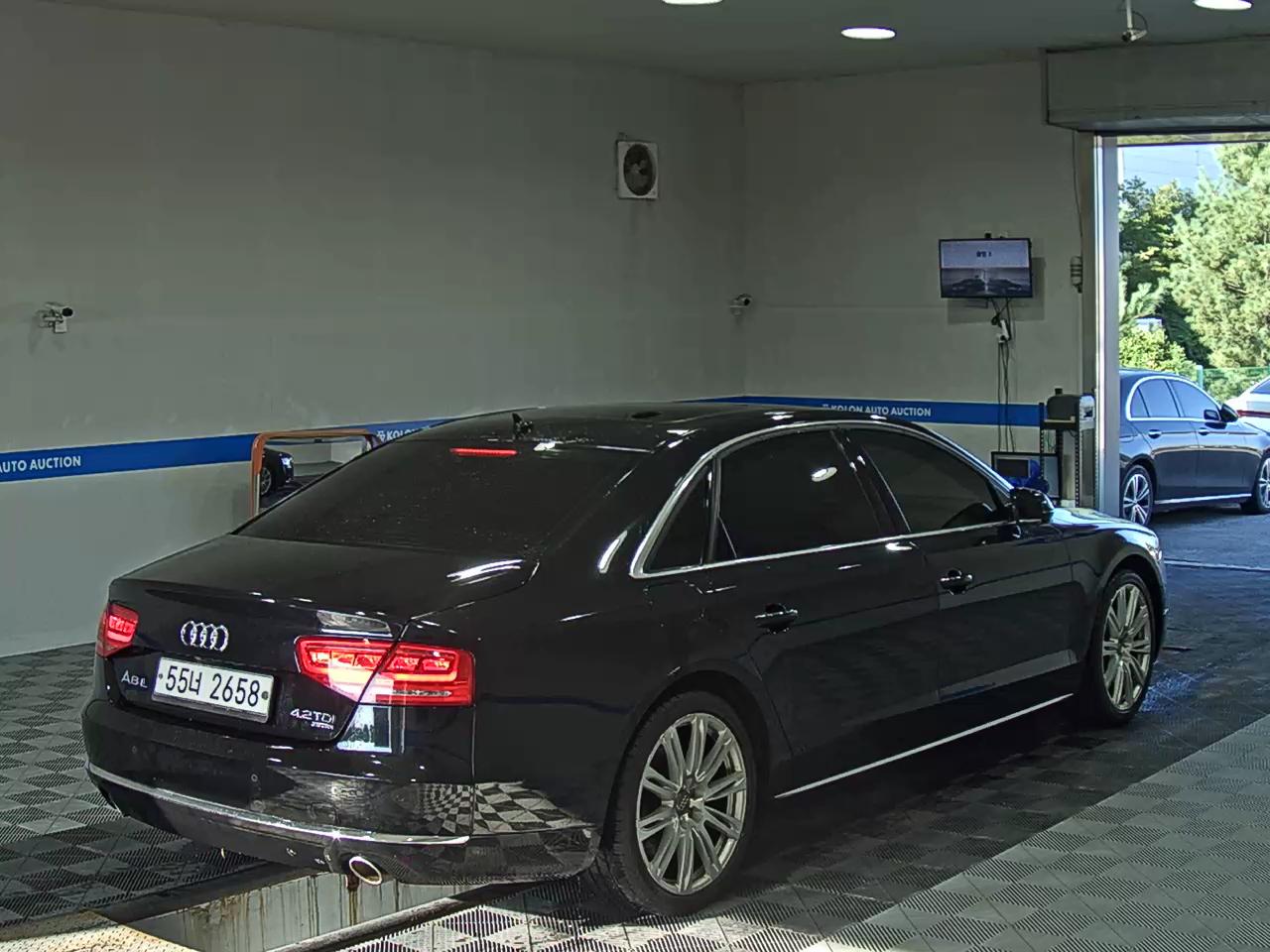 أودي إيه 8 (3Rd Gen) 4.2 TDI كواترو Lwb 5 Seat 2014