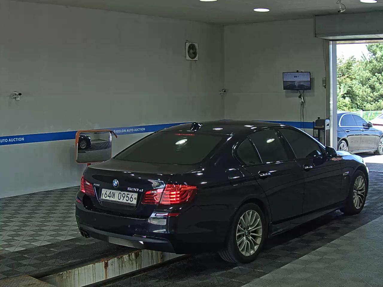 بي إم دبليو 5 Series (6Th Gen) 520D إكس درايف M Aerodynamic Pro 2016 520d