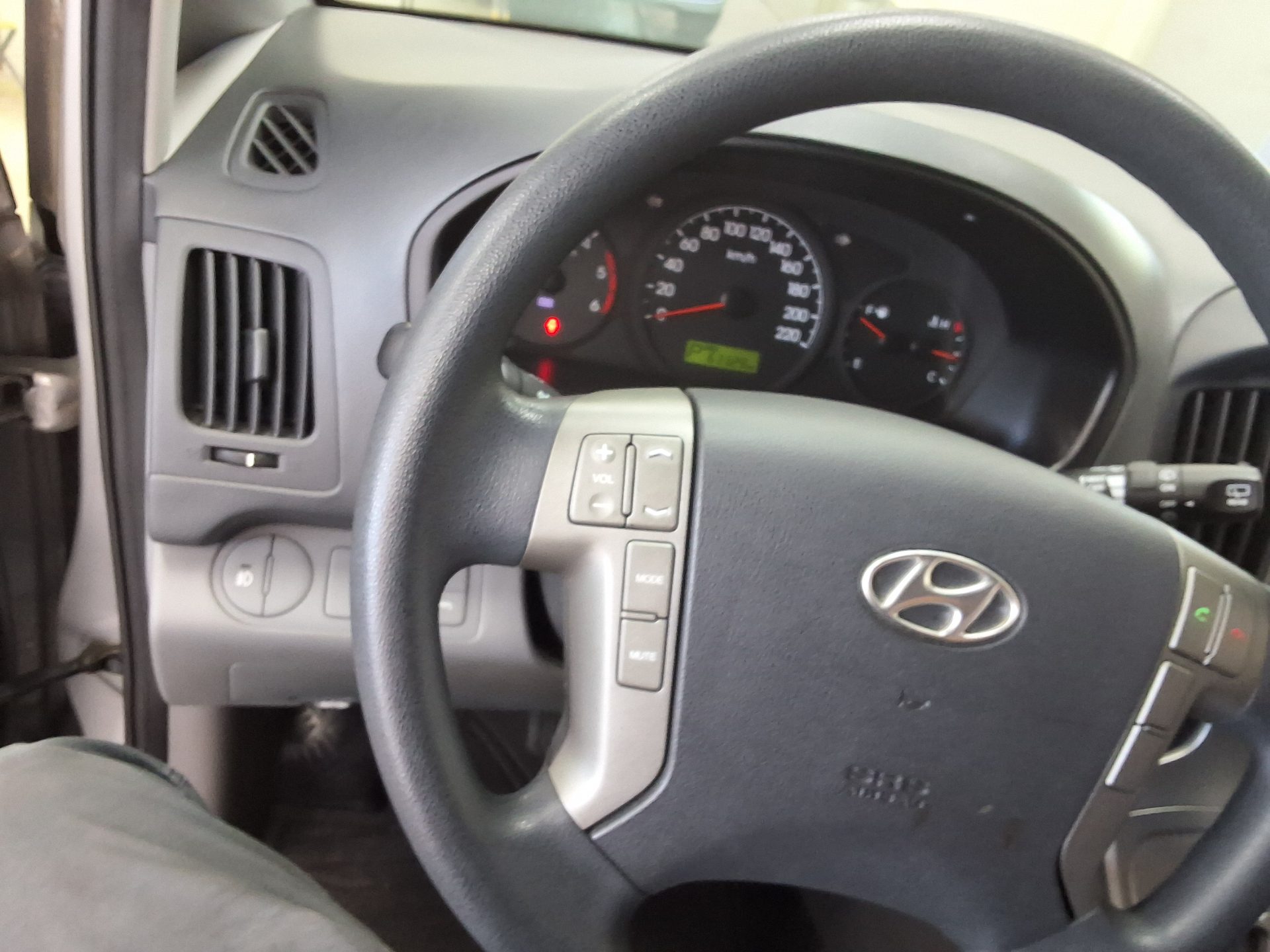 هيونداي جراند ستاركس 5 Seater ديزل فان Cvx لكجري 2016 VAN فاخر