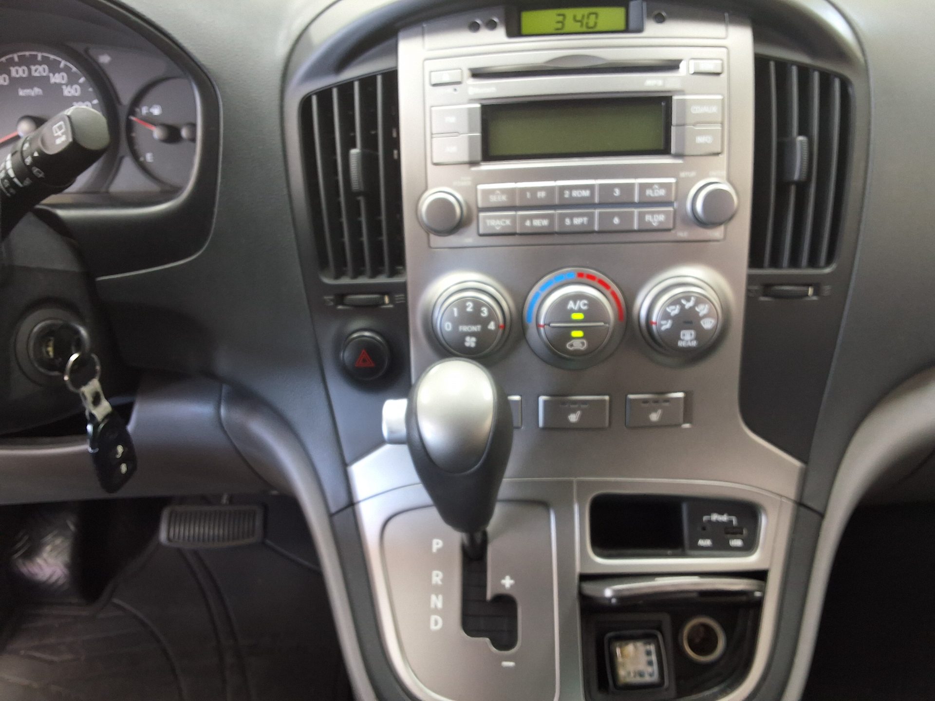هيونداي جراند ستاركس 5 Seater ديزل فان Cvx لكجري 2016 VAN فاخر