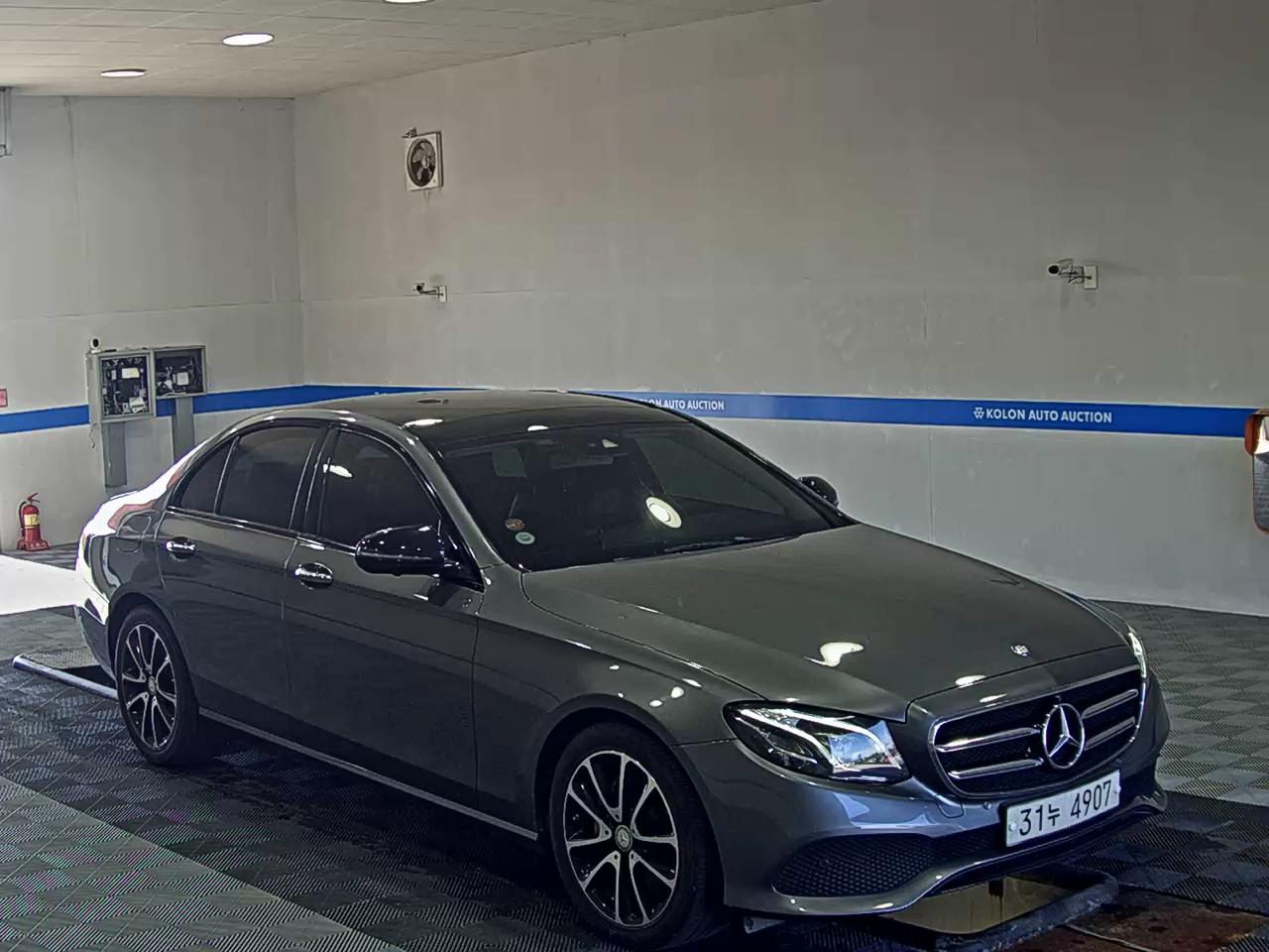 مرسيدس بنز E Class (5Th Gen) E300 Avantgarde Night Pack 2017 E300